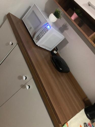 a desk with a computer on top of it at Quartos Privados em casa Mobiliada in Londrina