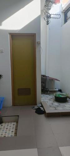 a green door in a room with a tile floor at Rumah 2 kamar dekat Jl Raya Propinsi in Kebumen