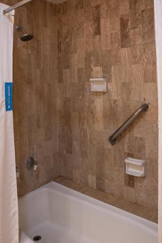 eine Badewanne in einem Badezimmer mit Dusche in der Unterkunft Hotel Armida Guaymas in Guaymas