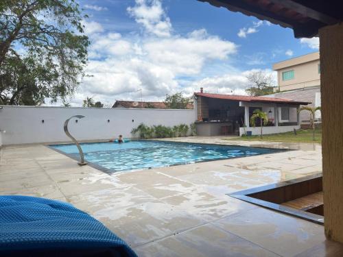 een zwembad met een fontein in een tuin bij CasaBela in Juatuba