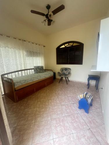 a bedroom with a bed and a ceiling fan at Via sol casa 2 térreo in Rio das Ostras