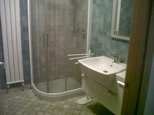 a bathroom with a shower and a sink at Moderno appartamento e ampio garage in centro in Folgaria