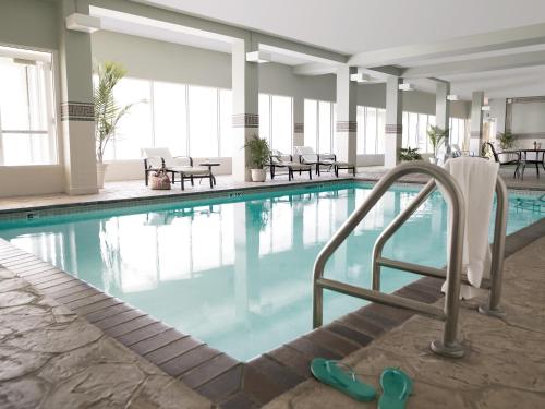 Bazén v ubytování Country Inn & Suites by Radisson, Texarkana, TX nebo v jeho okolí