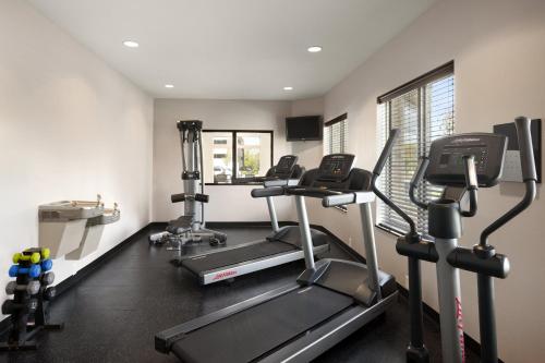 a gym with treadmills and ellipticals in a room at Country Inn & Suites by Radisson, Texarkana, TX in Texarkana - Texas