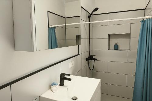 un baño con lavabo y espejo en Casa Dace Renovated Studio - Fast Wi-Fi, 4-min Drive to Beach, Pet Friendly, en San Nicolás
