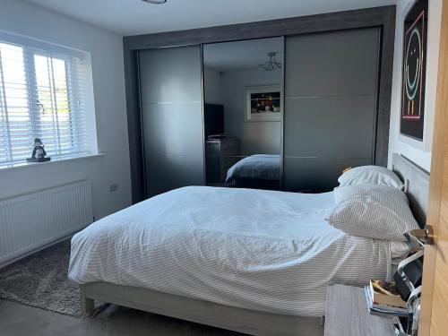 En eller flere senge i et værelse på 3 Bungalow-Parking-WiFi-Long Stays