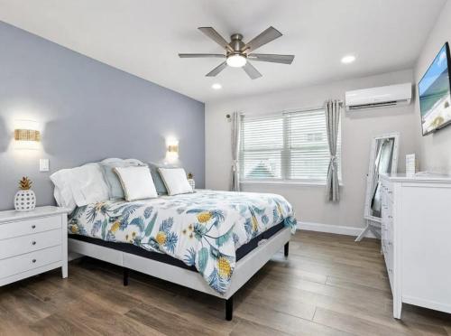 a bedroom with a bed and a ceiling fan at Book Me Baby! Wildflower Inn Siesta Key #3 Orchid in Siesta Key