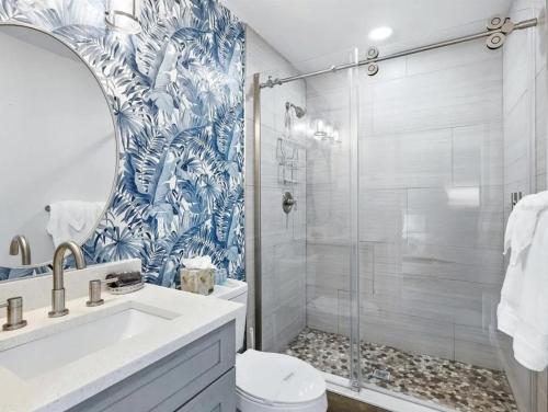 Ένα μπάνιο στο Book Me Baby! Wildflower Inn Siesta Key #6 Bird of Paradise