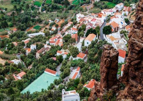 uitzicht op een dorp vanaf een berg bij Casa El Alpendre de Temisas - Recién renovada in Temisas