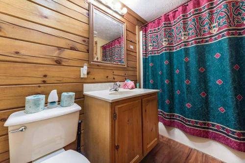 Ванная комната в Hearts Desire - Hot Tub, Jacuzzi & Dog Friendly