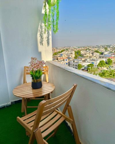una mesa pequeña y sillas en un balcón con vistas en Luxury 1 Bed Apartment - Civic Centre, en Rawalpindi