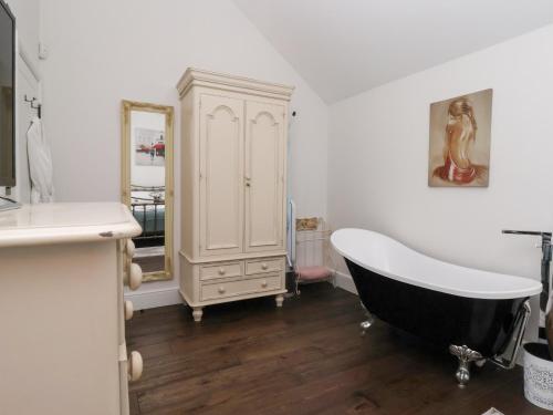Bilik mandi di Beckside Cottage