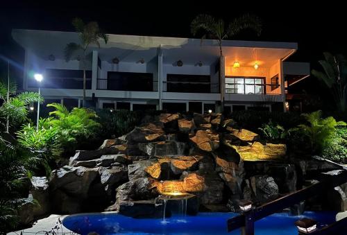 une maison avec une cascade en face d'un bâtiment dans l'établissement Sanctuarium Hotel, à Fortuna