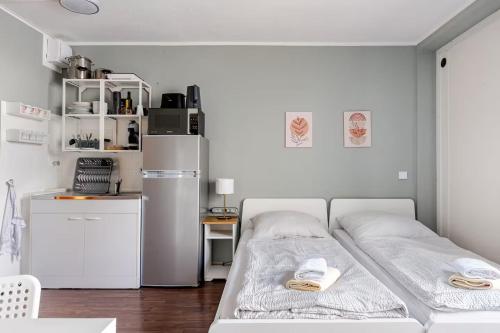 a white room with a bed and a kitchen at Exklusiv Küche Office Streaming Minibar in Bonn