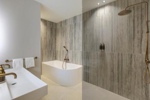 Phòng tắm tại De Bronsbergen Boutique Wellness & Hotel