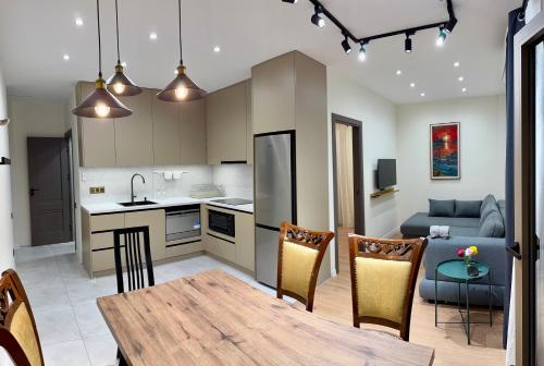 une cuisine et un salon avec une table et un canapé dans l'établissement Urban Oasis Studio, à Erevan