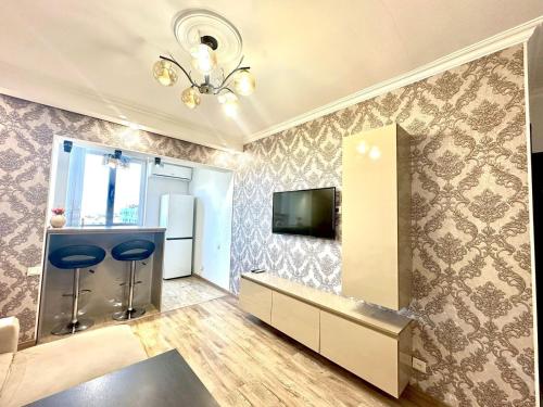 TV a/nebo společenská místnost v ubytování Lovely Modern 1 Bedroom Apartment Nearby Center