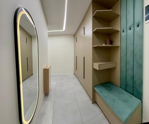 - un dressing avec un miroir et un banc bleu dans l'établissement Urban Oasis Studio, à Erevan