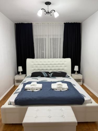 カランセベシュにあるApartament cozy cornerの大きなベッドとタオル2枚のある寝室
