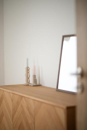 塞尔纳珀苏马维Útulný apartmán s výhledem na Lipno的一张带两条毛巾和镜子的木桌