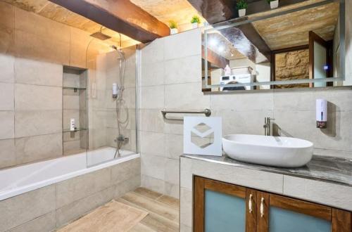 Ένα μπάνιο στο Birgu's central traditional apartment