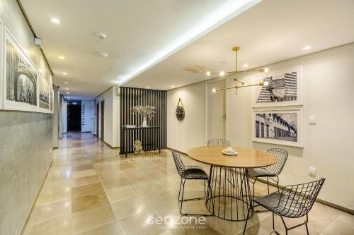 ein Esszimmer mit Tisch und Stühlen in der Unterkunft Estúdios no Centro Histórico de Poa - ELSs in Porto Alegre