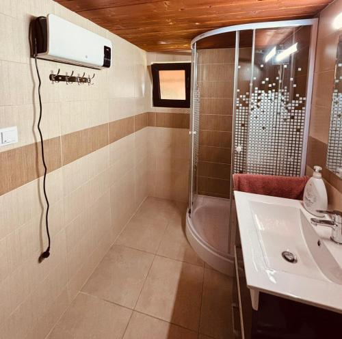 a bathroom with a shower and a sink at Copacabana Sinteu in Şinteu