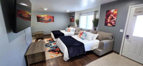 Postel nebo postele na pokoji v ubytování Hot Tub, Game Room, Kayaks, Boat Parking, Backyard, King, Fire Pit, Pets, WD