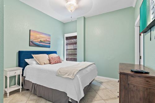 5BR One Block to Beach- Hot Tub- Pool- Golf Cart- Pets photo 27
