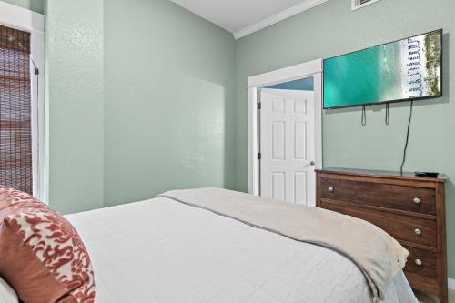 5BR One Block to Beach- Hot Tub- Pool- Golf Cart- Pets photo 26
