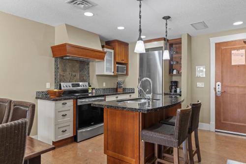 Η κουζίνα ή μικρή κουζίνα στο Mountain View Escape Sleeps 6 with Hot Tub and Pool