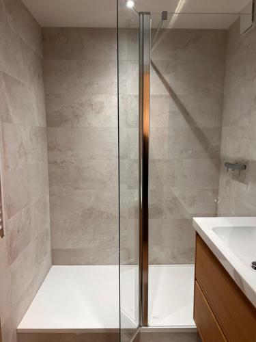 eine Dusche mit Glastür im Badezimmer in der Unterkunft Appartement aux Portes de Strasbourg in Oberhausbergen
