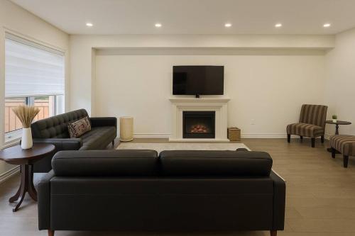 Posezení v ubytování Lux 3 Bedroom Home near Public Transit