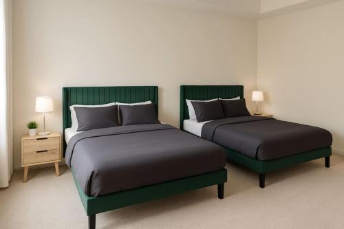 Postel nebo postele na pokoji v ubytování Lux 3 Bedroom Home near Public Transit