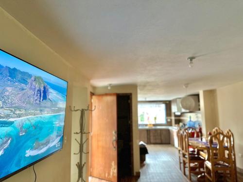 TV a/nebo společenská místnost v ubytování Your own apartment in the Chillos Valley-Quito