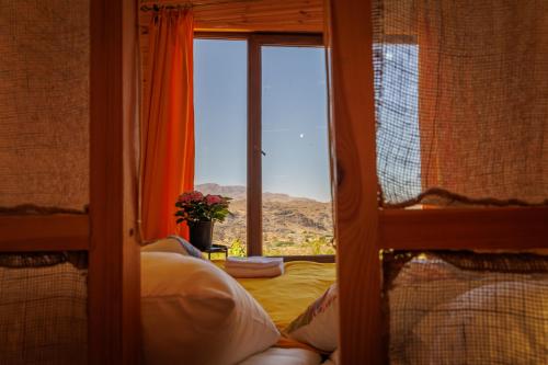 Una habitación con una ventana con vista al desierto. en Tun Arevin, en Vaykʼ