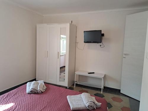 Ένα ή περισσότερα κρεβάτια σε δωμάτιο στο La petite maison royale