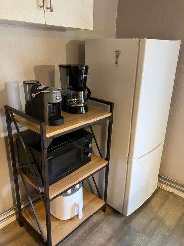 una cucina con forno a microonde e frigorifero di City View Loft a Viljandi