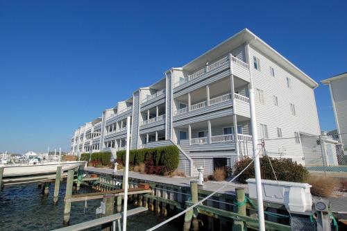 オーシャンシティにあるHarbour Towne 204Aのマリーナの隣にある大きな白い建物