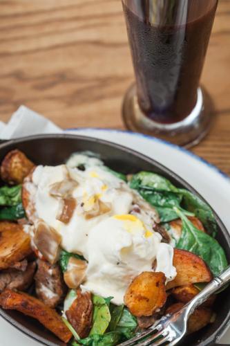 een kom met eten, een vork en een drankje bij Andaz Savannah, By Hyatt in Savannah