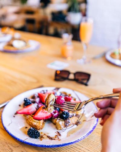 een bord met eten en fruit op tafel bij Andaz Savannah, By Hyatt in Savannah