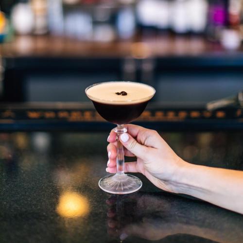 een hand met een martini glas op een tafel bij Andaz Savannah, By Hyatt in Savannah
