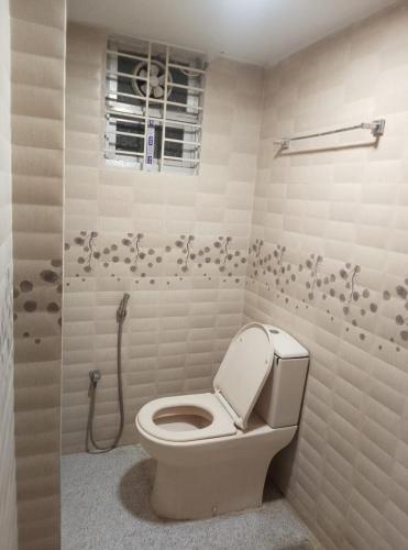 ein Badezimmer mit Toilette und Dusche in der Unterkunft Haven Apartment in Dhaka