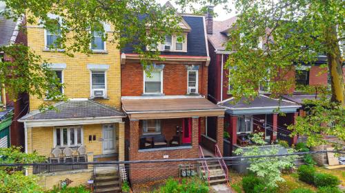 a group of brick houses in a city at Stylish Apt - 2 Queen Bed - Easy Hospital Access in Pittsburgh