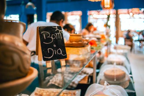 Una panadería con un cartel que dice Bonaldo en un mostrador. en Hotel Jangadas, en Águas Belas