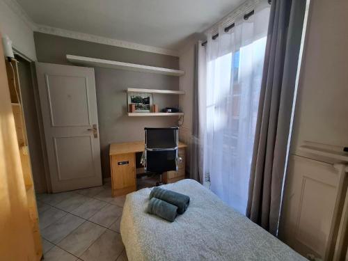 Postel nebo postele na pokoji v ubytování Pro & amis, Paris Gare de Lyon à 6 min - Emplacement imbattable - wiffi rapide - grand espace convivial - cuisine équipée