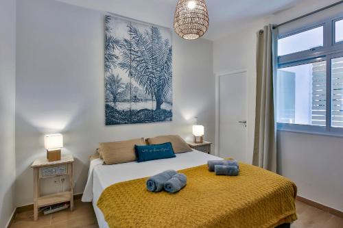 une chambre avec un lit avec deux serviettes dessus dans l'établissement Tahiti Beach apartment, à Paea