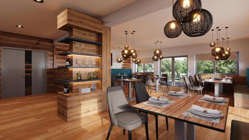 een eetkamer en woonkamer met een tafel en stoelen bij Glücksmoment Götschlhof in Schladming