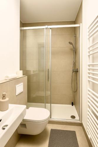 a bathroom with a shower and a toilet and a sink at City Apartment in ruhiger Lage mit Balkon Siegen Parkplatz WLAN Autobahn in Siegen