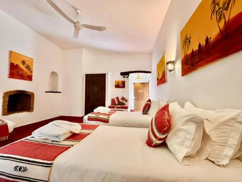 1 dormitorio con 3 camas y techo en La Bergerie Ouirgane - Serenity Lodge, en Asni